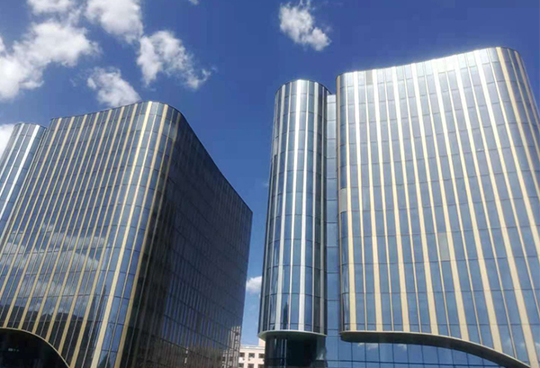 盛達(dá)拉彎的薛經(jīng)理民品車間楊工段長(zhǎng)到和平幕墻公司中關(guān)村西三旗科技園項(xiàng)目部為客戶答疑解惑