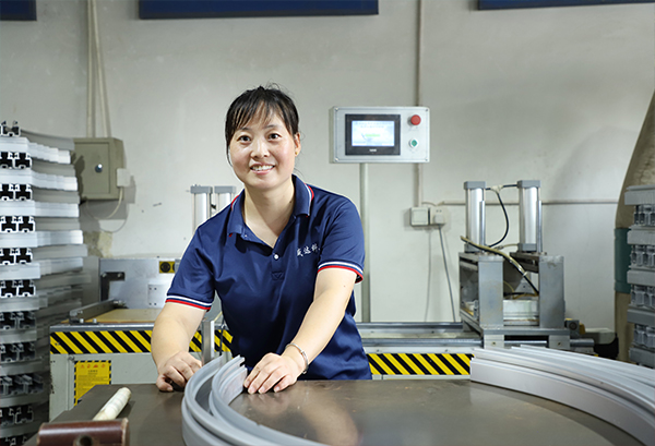 北京型材拉彎廠告訴您愛員工，也要愛員工的家人