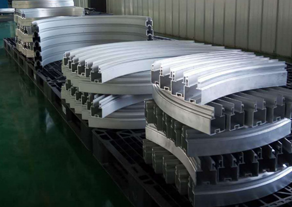 地鐵車廂車頂彎梁拉彎技術難點分析