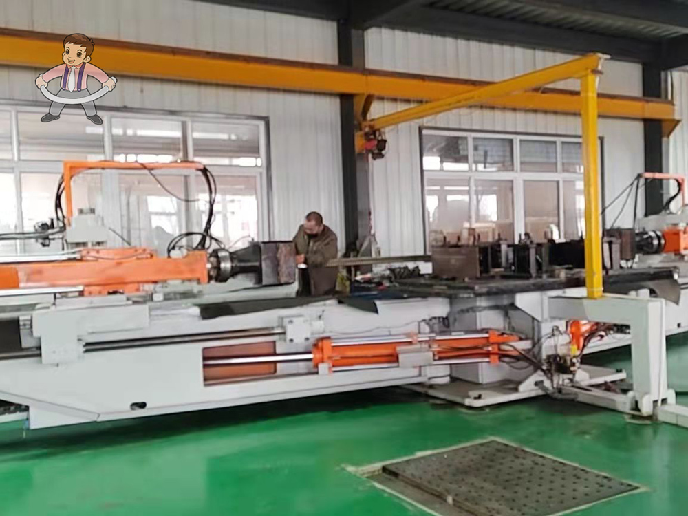 數控型材拉彎機（二)