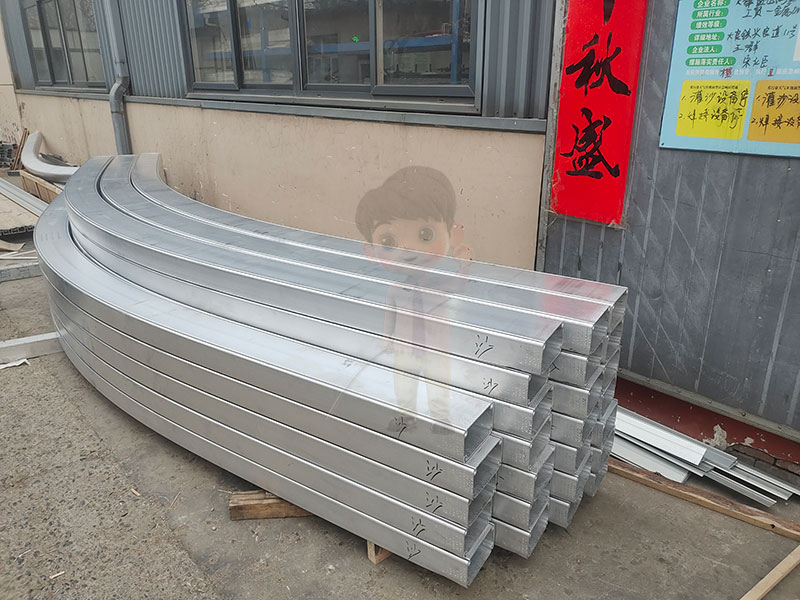 解析幕墻型材拉彎對(duì)建筑節(jié)能與環(huán)境適應(yīng)性的影響：實(shí)現(xiàn)綠色建筑的技術(shù)路徑