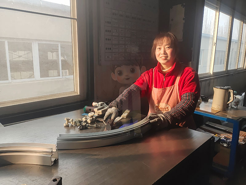 北京型材拉彎加工廠“三八”婦女節(jié):致敬最美“她”身影 北京型材拉彎加工廠“三八”婦女節(jié):致敬最美“她”身影