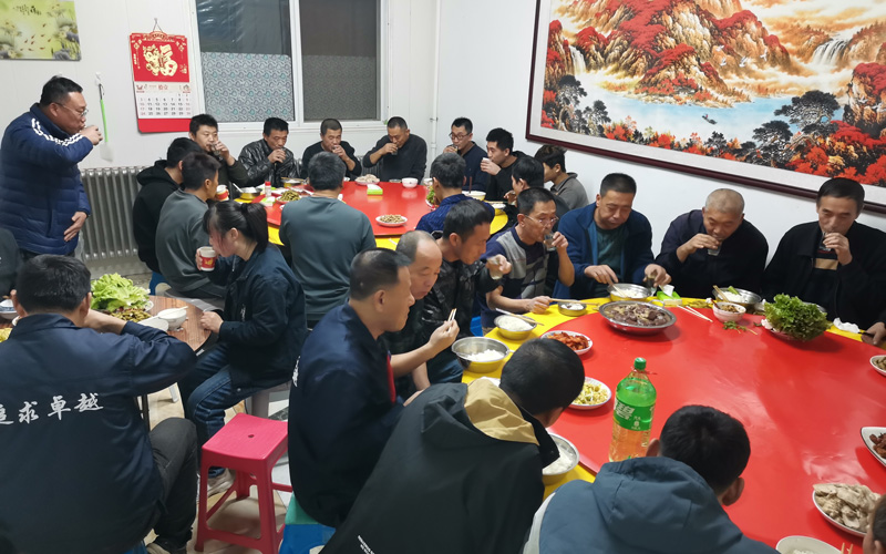 盛達偉業北京型材拉彎廠冬季關懷:發放勞動保護用品與組織聚餐活動的雙重溫暖 盛達偉業北京型材拉彎廠冬季關懷:發放勞動保護用品與組織聚餐活動的雙重溫暖