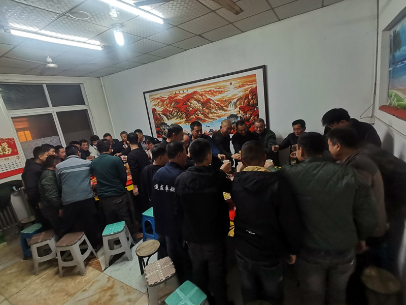 《感恩有你，“職”迎新生——北京型材拉彎廠感恩節特別聚餐》