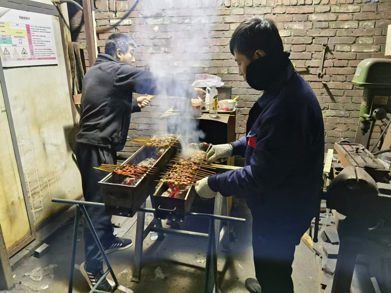 北京型材拉彎廠感恩在嚴寒中堅守崗位的勞動者們 北京型材拉彎廠感恩在嚴寒中堅守崗位的勞動者們