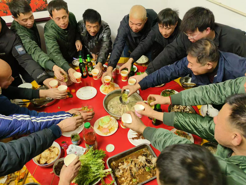 北京型材拉彎廠感恩在嚴寒中堅守崗位的勞動者們 北京型材拉彎廠感恩在嚴寒中堅守崗位的勞動者們